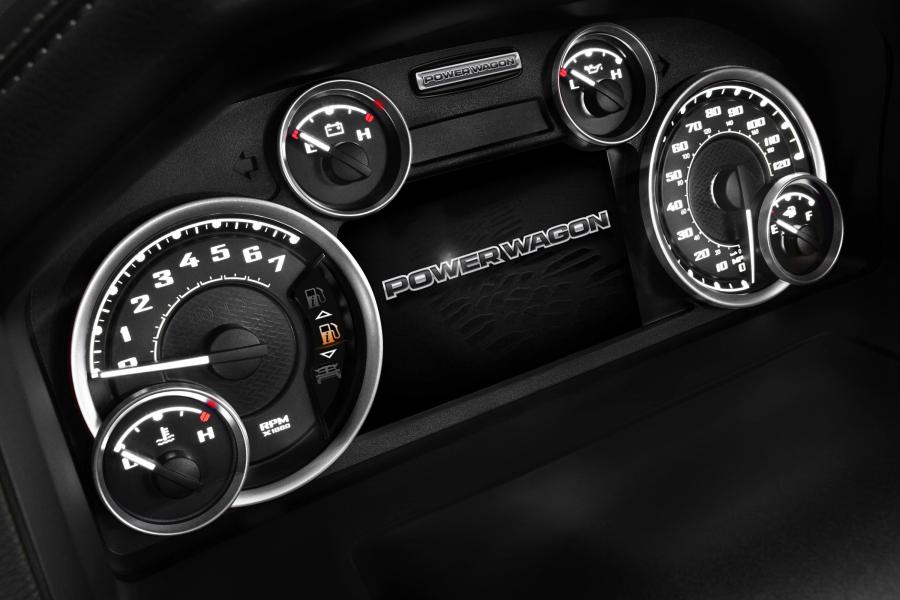 Панель приборов Dodge Ram 2500 Power Wagon Crew Cab 2017 года  (фото 6 из 30)